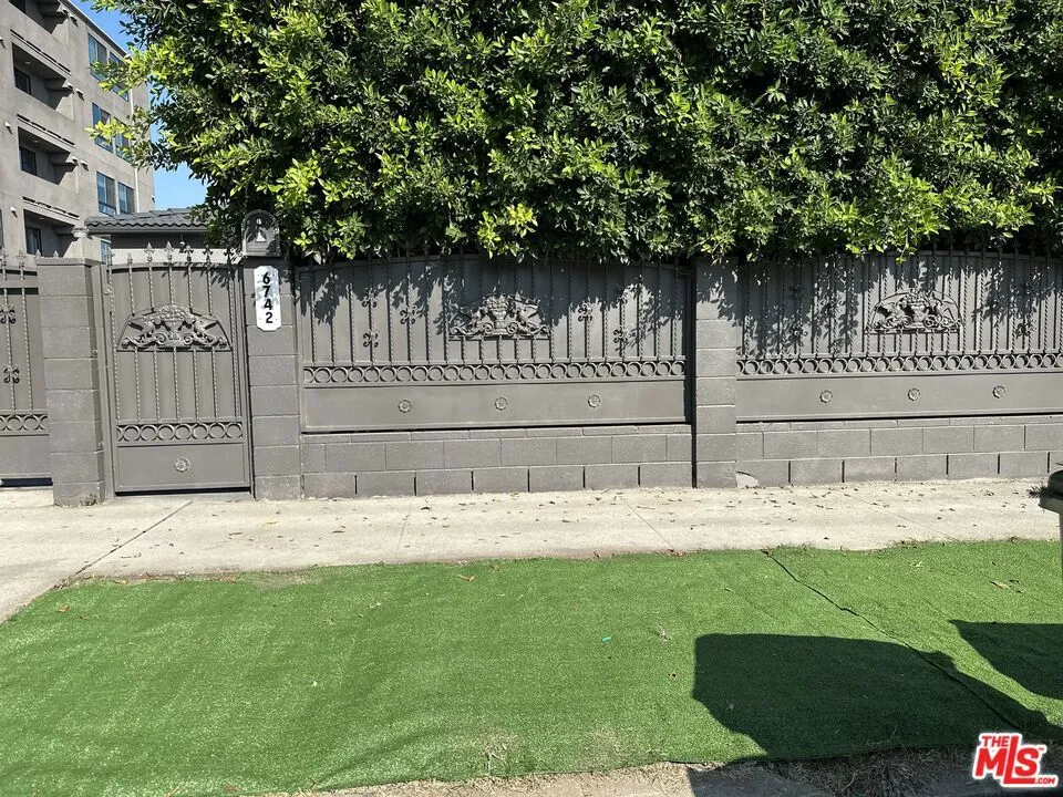 6742 Radford Avenue Los Angeles, CA 91606
