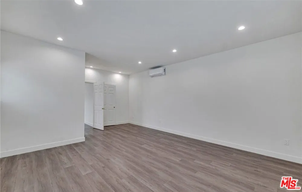 6742 Radford Avenue Los Angeles, CA 91606