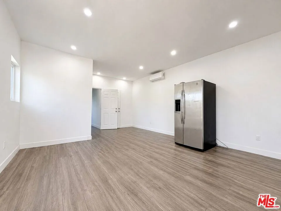 6742 Radford Avenue Los Angeles, CA 91606