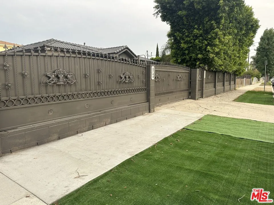 6742 Radford Avenue Los Angeles, CA 91606
