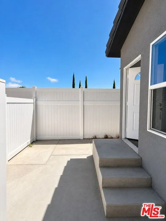 6742 Radford Avenue Los Angeles, CA 91606