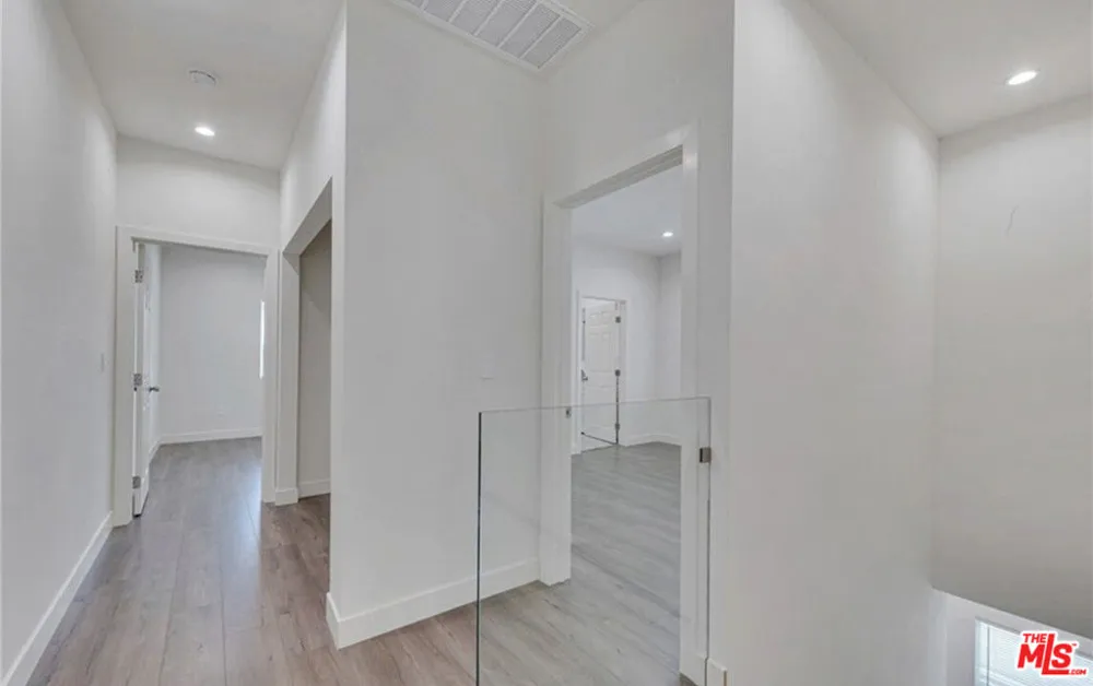 6742 Radford Avenue Los Angeles, CA 91606