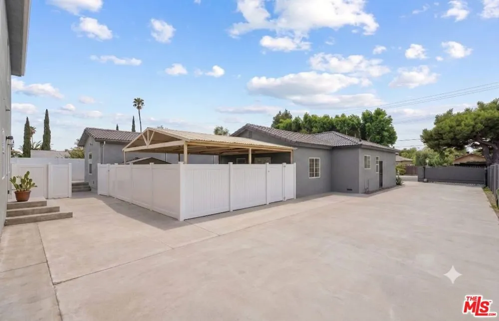 6742 Radford Avenue Los Angeles, CA 91606
