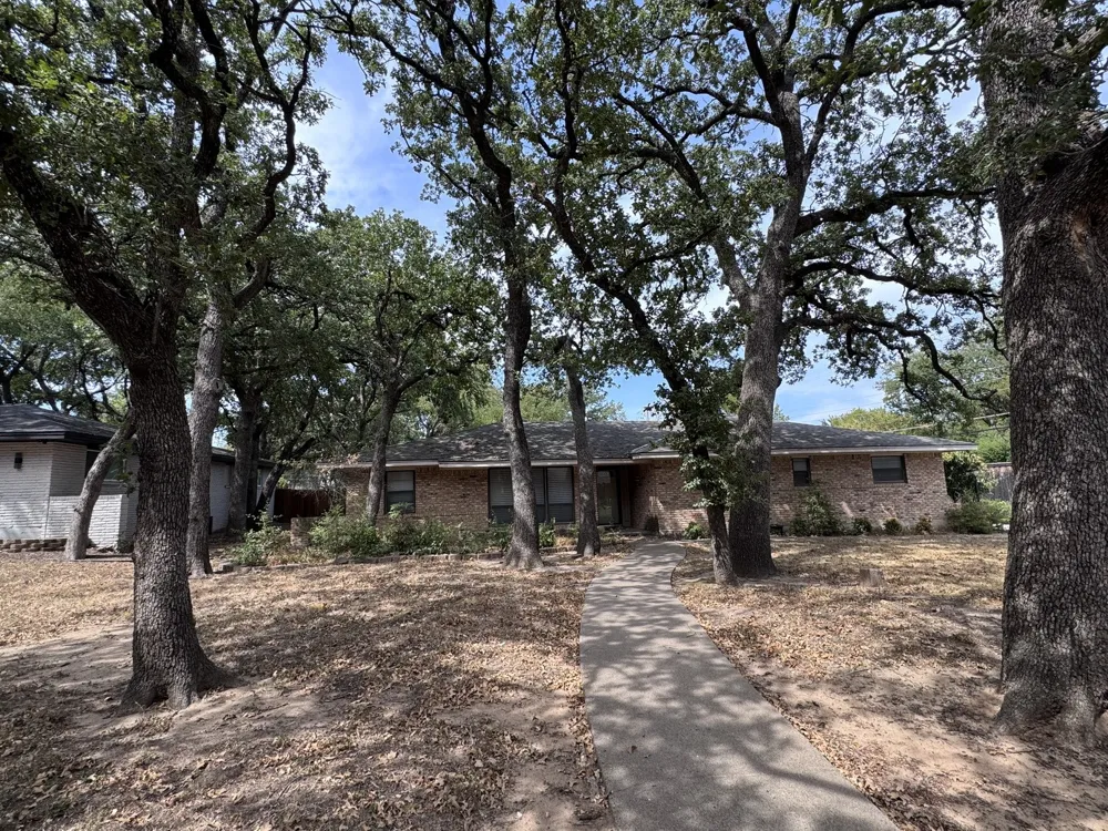 806 Sharpshire Street Grand Prairie, TX 75050