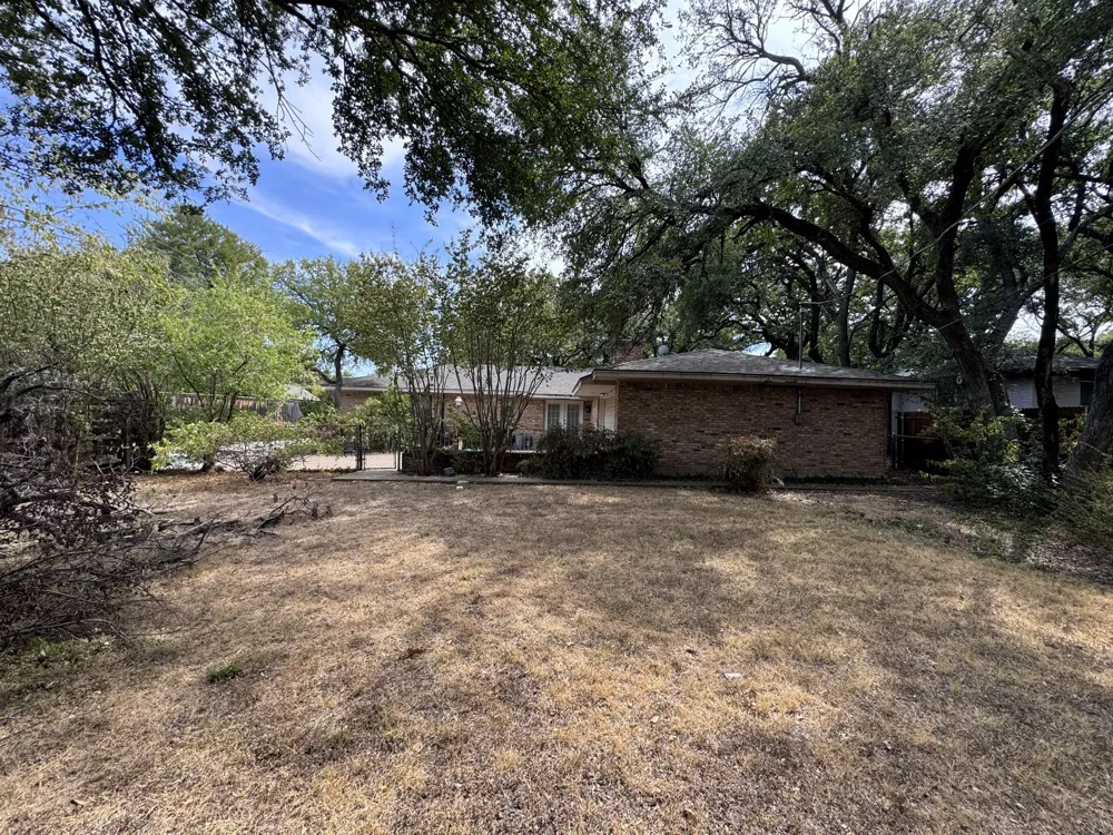 806 Sharpshire Street Grand Prairie, TX 75050