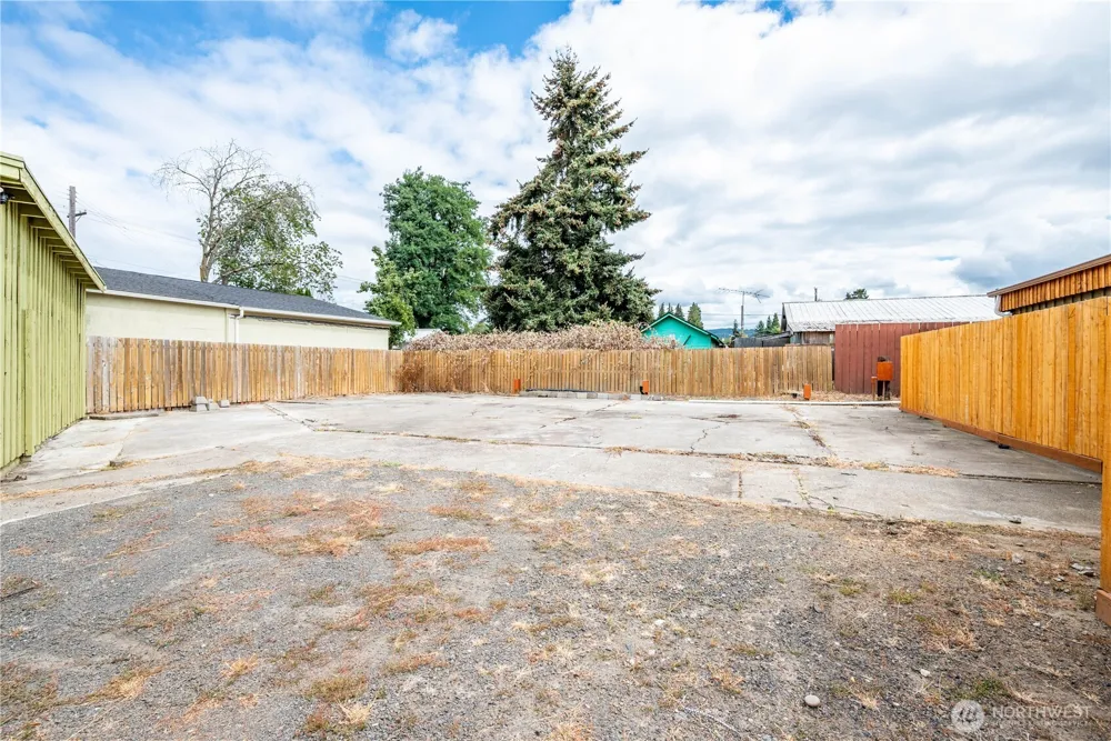 1408 S. 5th Kelso, WA 98626