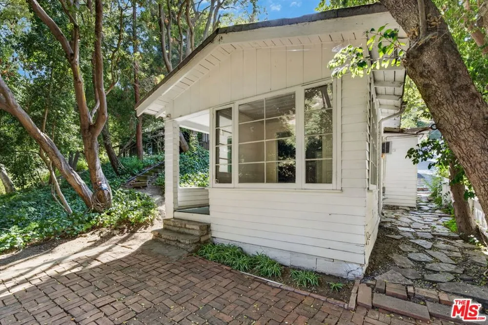 1723 Beverly Glen Boulevard Los Angeles, CA 90077