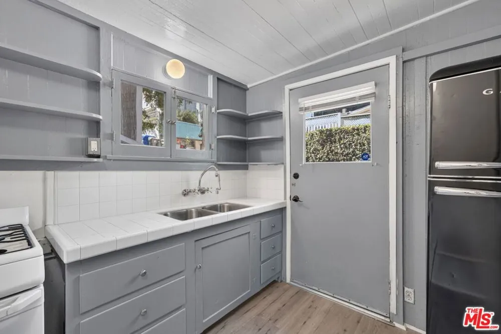 1723 Beverly Glen Boulevard Los Angeles, CA 90077