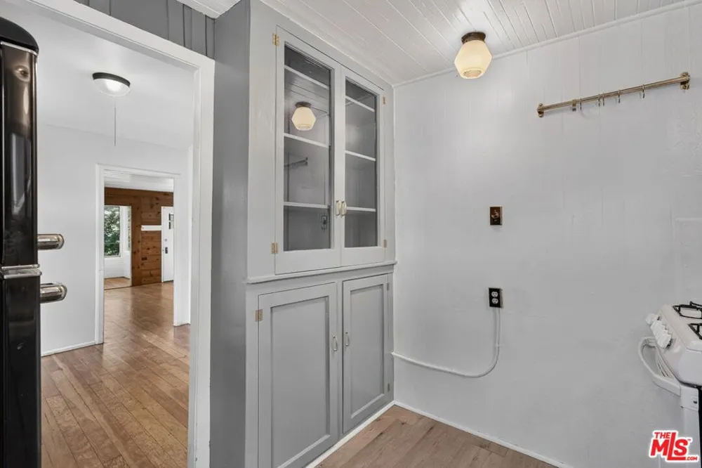 1723 Beverly Glen Boulevard Los Angeles, CA 90077