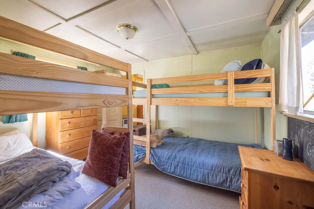 160 Lakeview Fawnskin, CA 92333