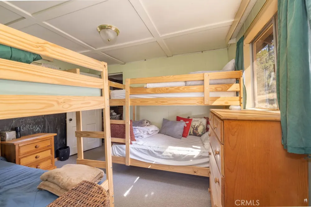 160 Lakeview Fawnskin, CA 92333