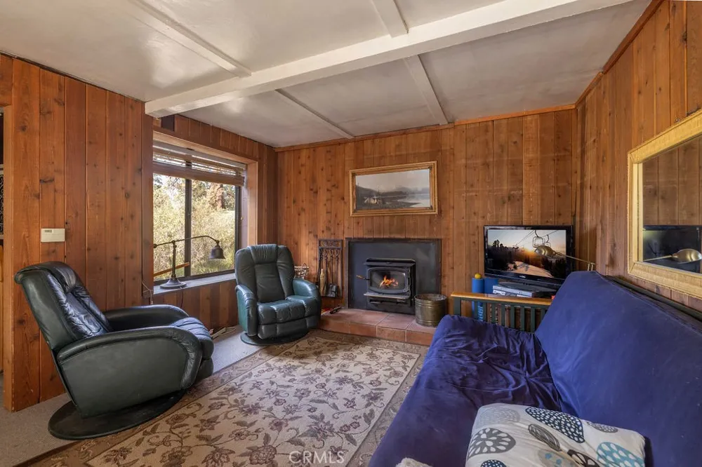 160 Lakeview Fawnskin, CA 92333