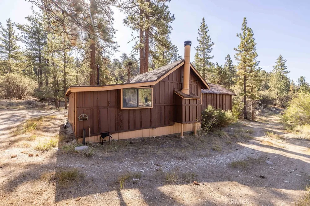160 Lakeview Fawnskin, CA 92333