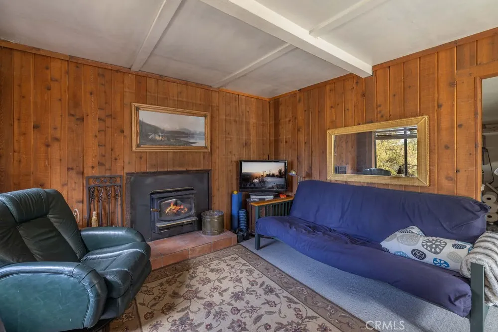 160 Lakeview Fawnskin, CA 92333