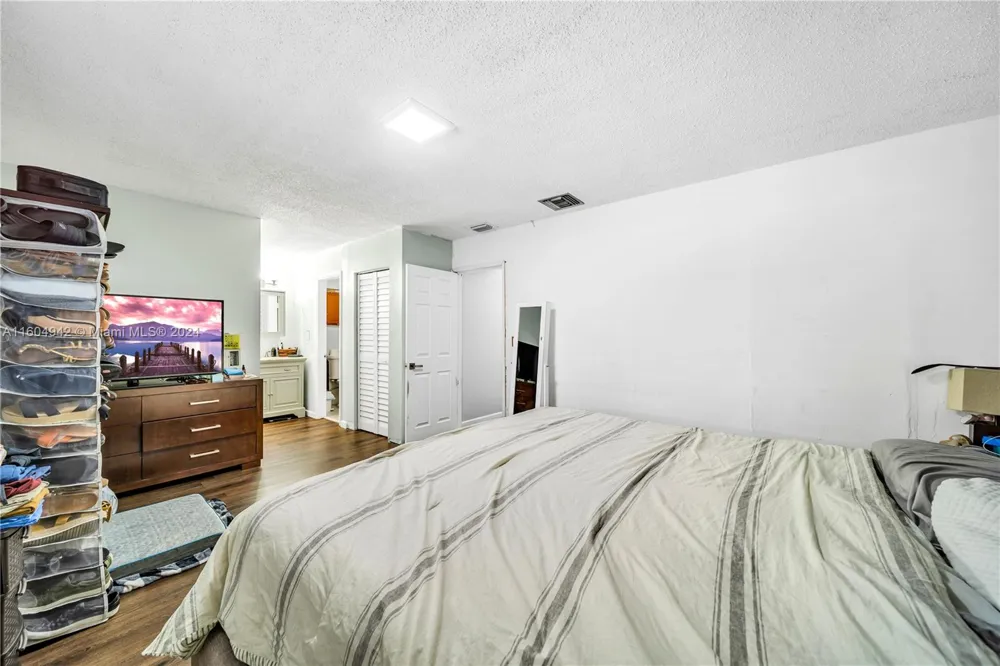 875 E 29th St Hialeah, FL 33013
