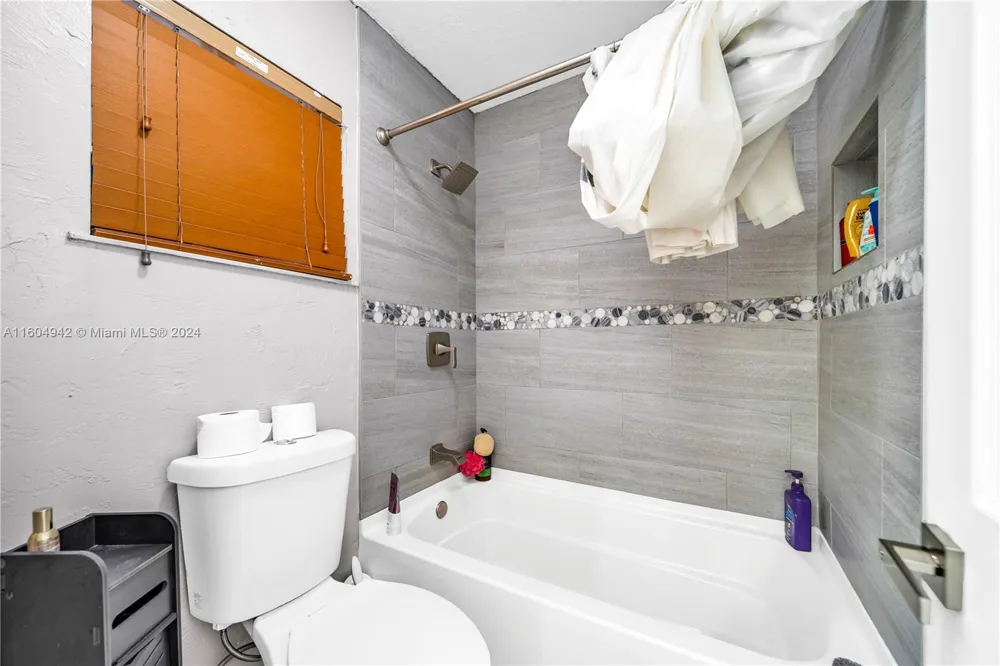 875 E 29th St Hialeah, FL 33013