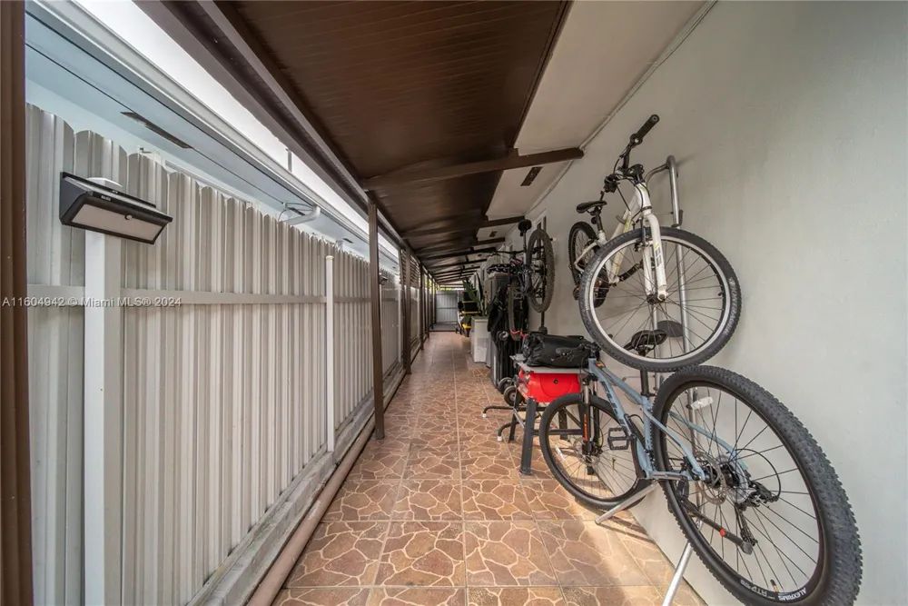 875 E 29th St Hialeah, FL 33013