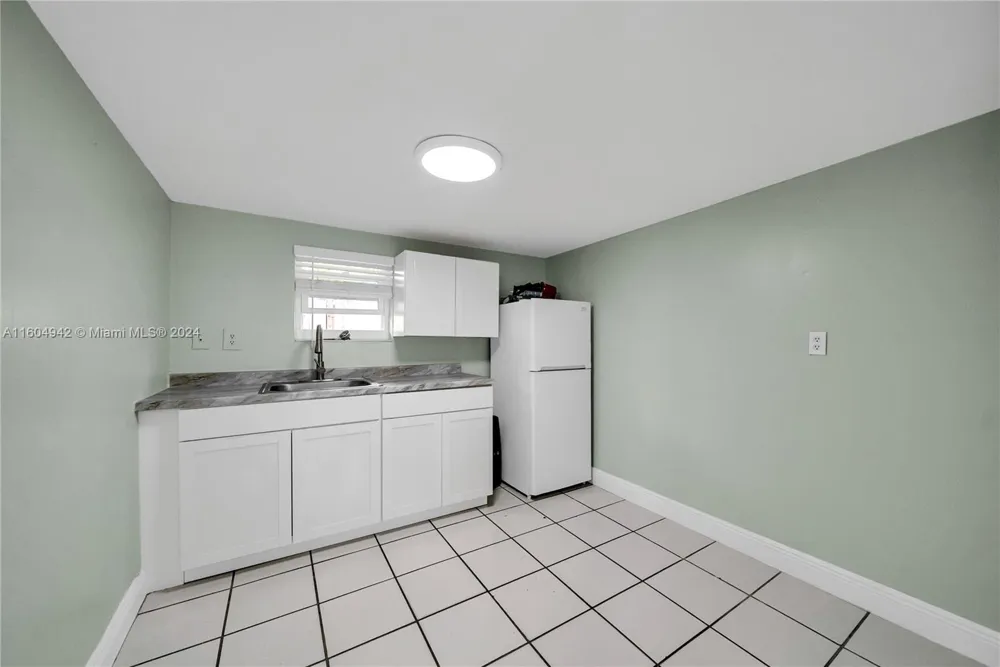 875 E 29th St Hialeah, FL 33013
