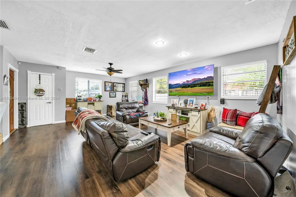 875 E 29th St Hialeah, FL 33013