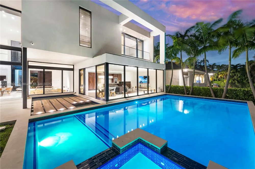 418 Sunset Dr Hallandale Beach, FL 33009