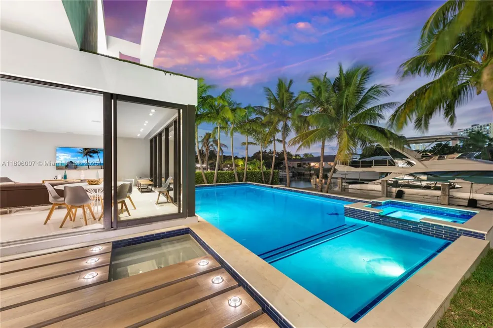 418 Sunset Dr Hallandale Beach, FL 33009