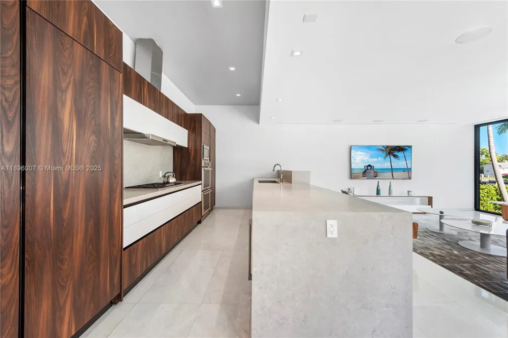 418 Sunset Dr Hallandale Beach, FL 33009