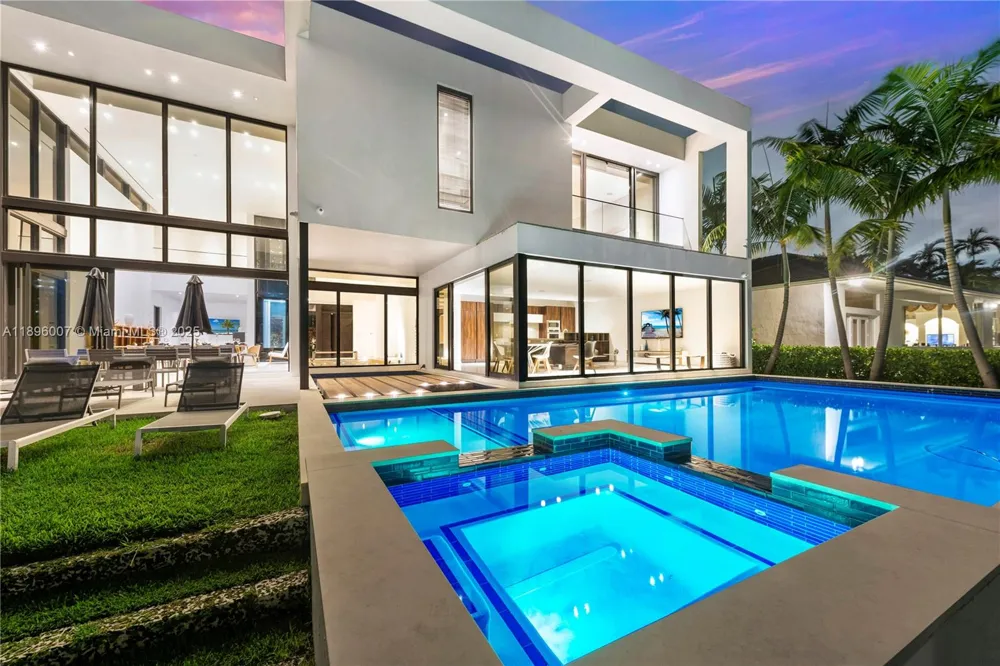 418 Sunset Dr Hallandale Beach, FL 33009