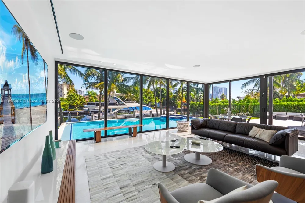 418 Sunset Dr Hallandale Beach, FL 33009