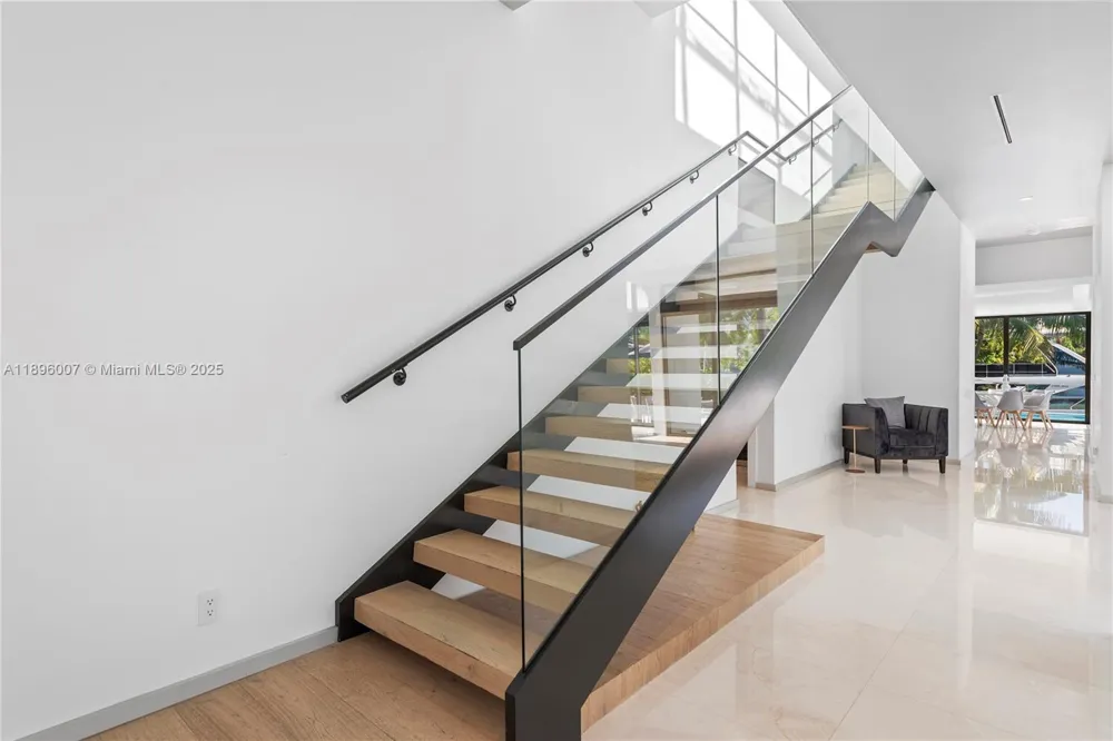 418 Sunset Dr Hallandale Beach, FL 33009