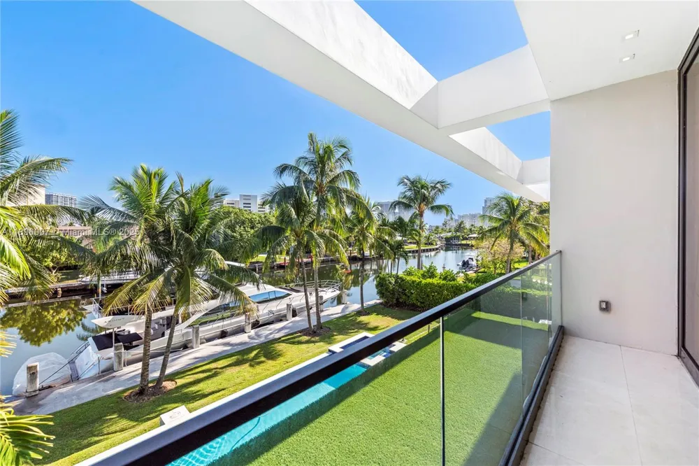 418 Sunset Dr Hallandale Beach, FL 33009