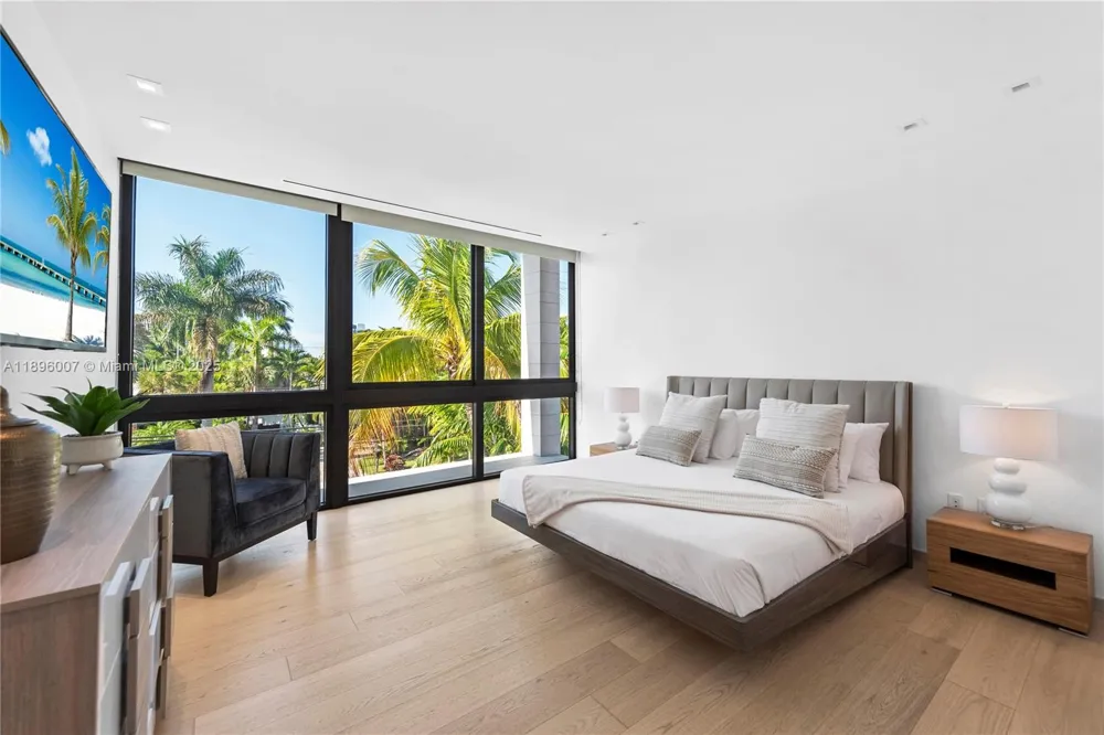 418 Sunset Dr Hallandale Beach, FL 33009
