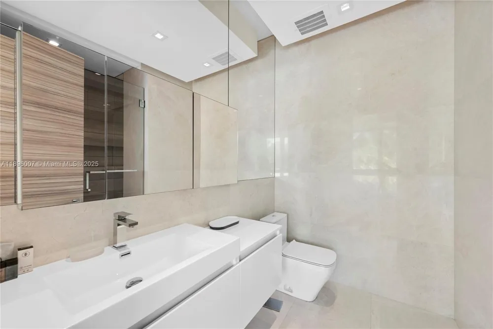 418 Sunset Dr Hallandale Beach, FL 33009