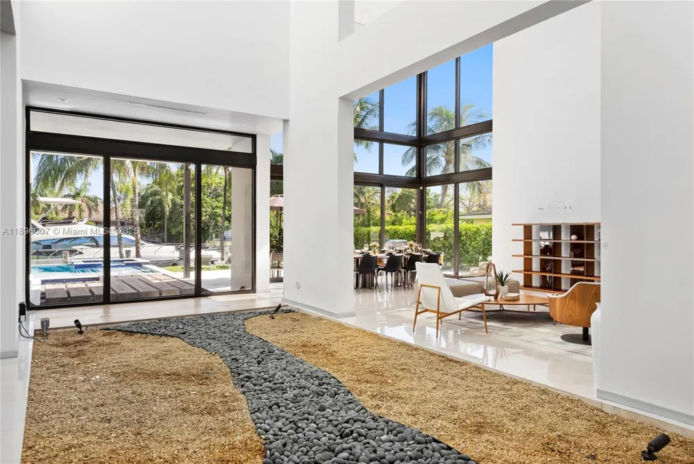 418 Sunset Dr Hallandale Beach, FL 33009