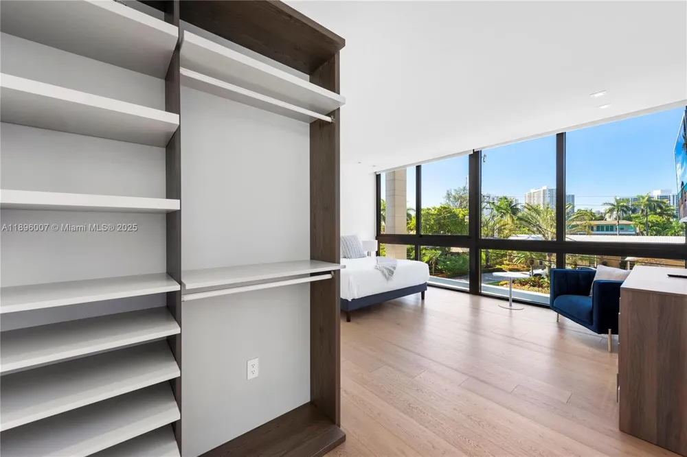 418 Sunset Dr Hallandale Beach, FL 33009