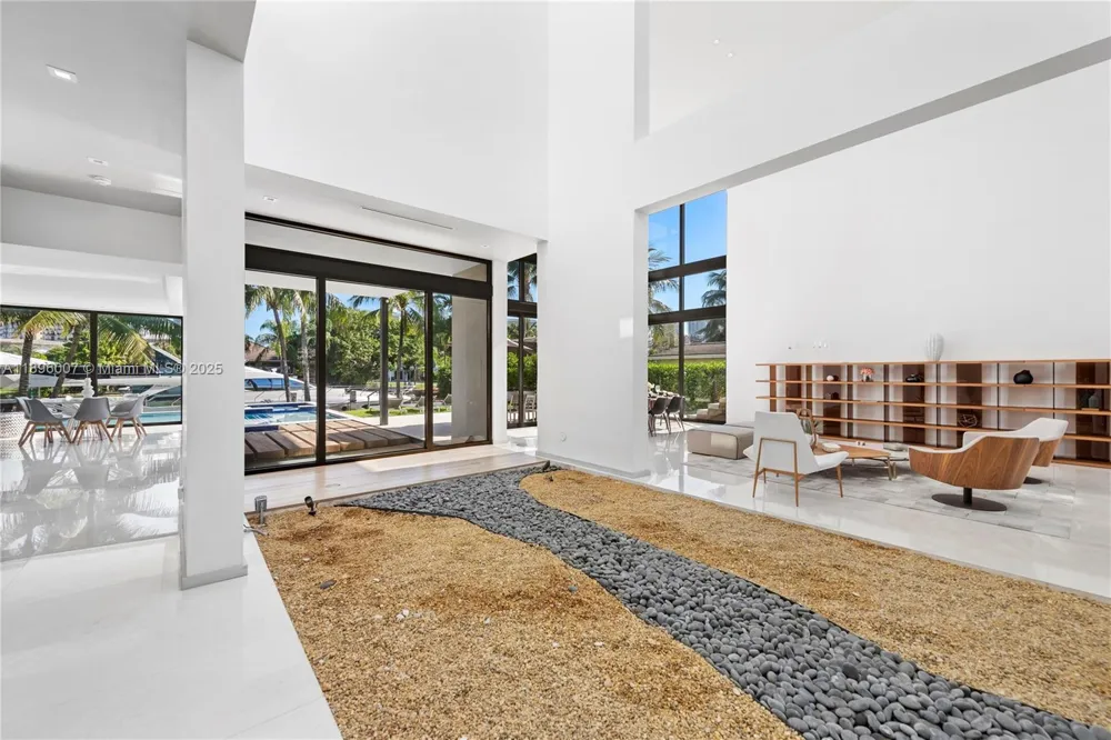 418 Sunset Dr Hallandale Beach, FL 33009