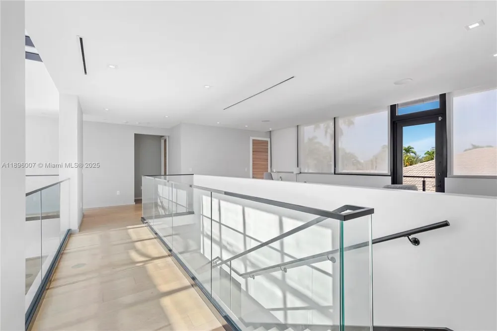 418 Sunset Dr Hallandale Beach, FL 33009