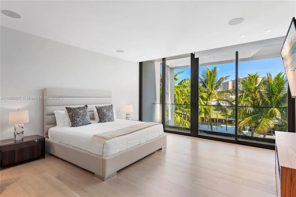 418 Sunset Dr Hallandale Beach, FL 33009