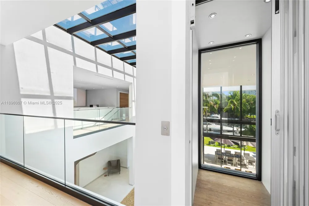 418 Sunset Dr Hallandale Beach, FL 33009