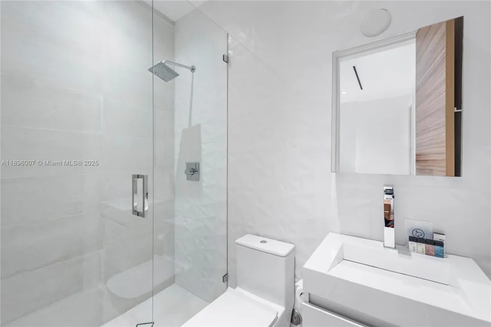 418 Sunset Dr Hallandale Beach, FL 33009