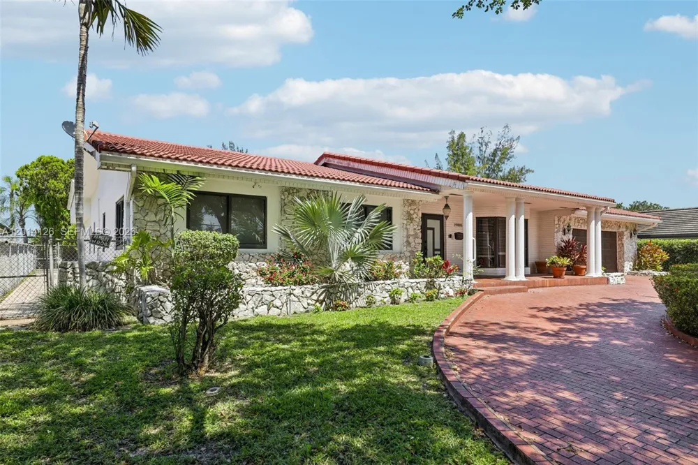 19805 NE 22nd Ave Miami, FL 33180