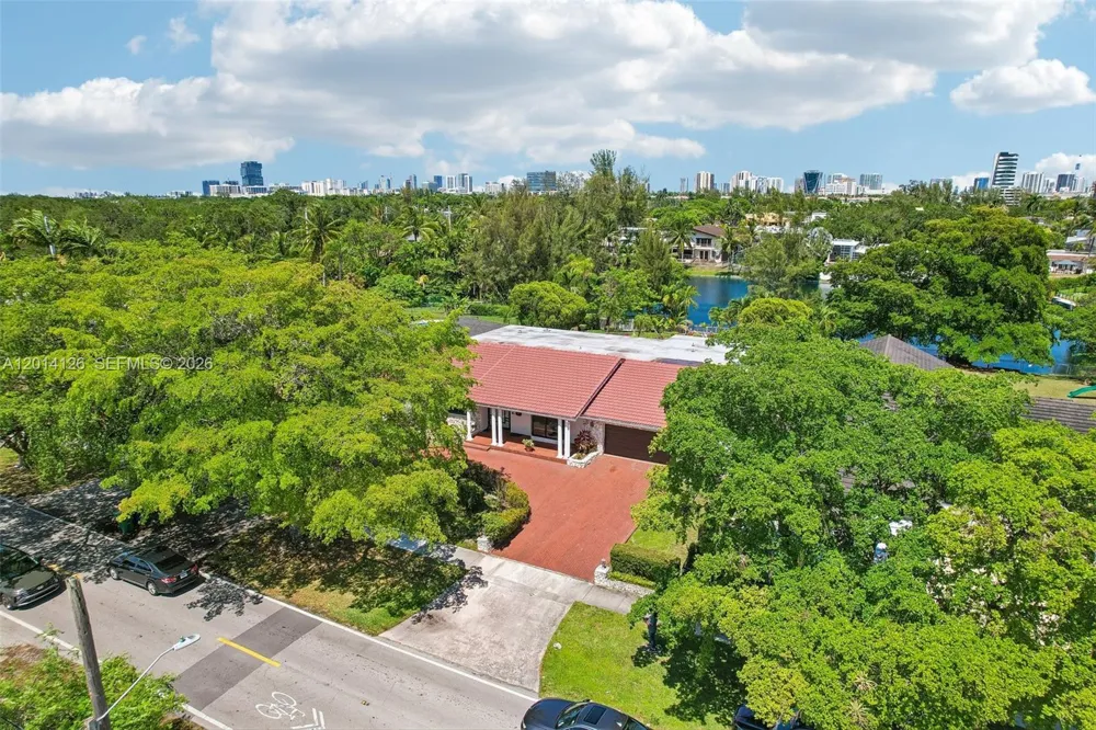 19805 NE 22nd Ave Miami, FL 33180