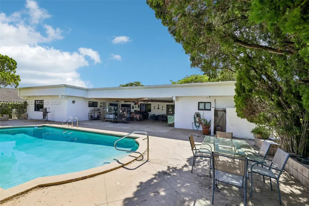 19805 NE 22nd Ave Miami, FL 33180