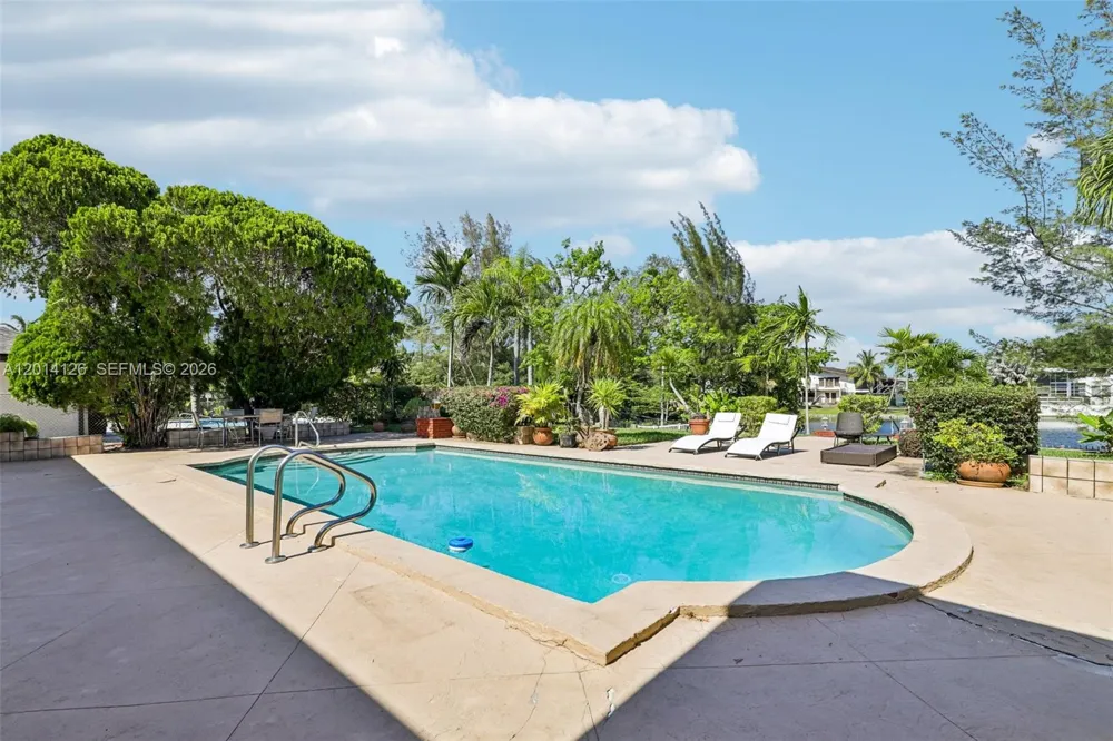 19805 NE 22nd Ave Miami, FL 33180