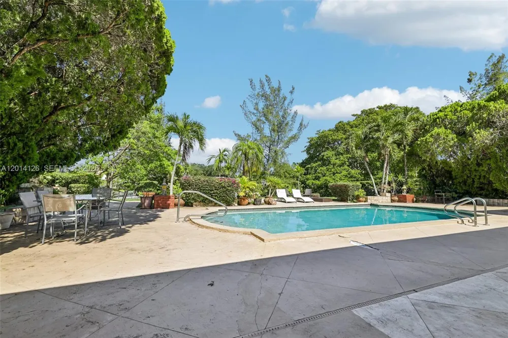 19805 NE 22nd Ave Miami, FL 33180