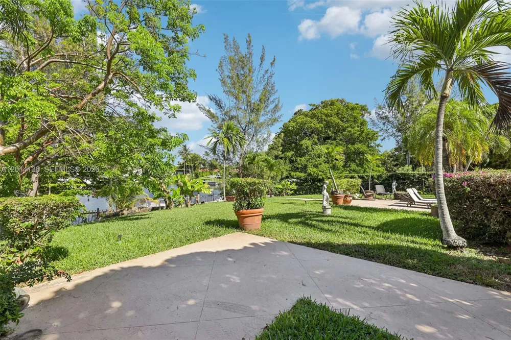 19805 NE 22nd Ave Miami, FL 33180