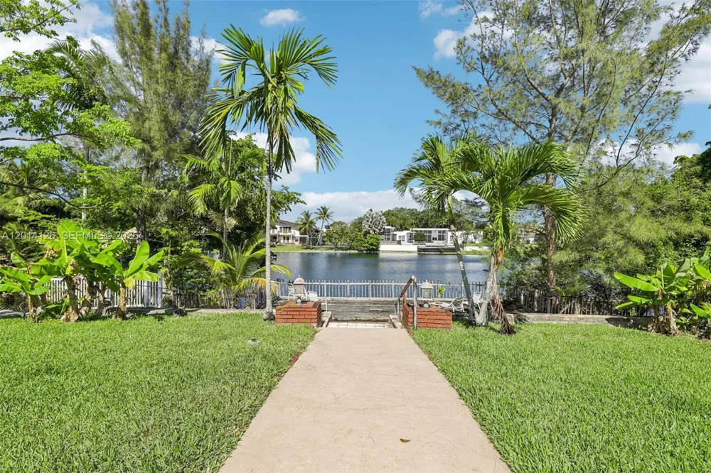 19805 NE 22nd Ave Miami, FL 33180