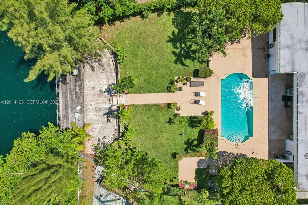 19805 NE 22nd Ave Miami, FL 33180