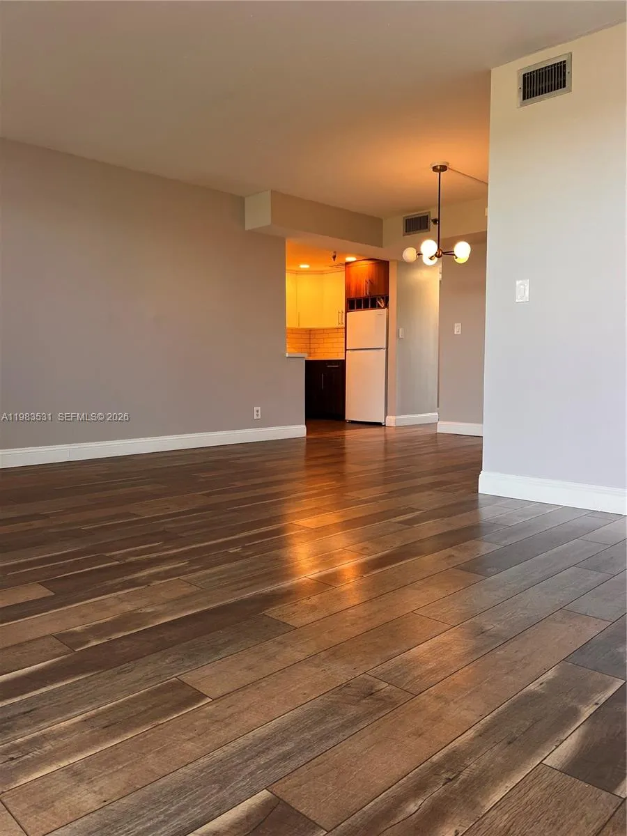 3100 W Rolling Hills Cir #403 Davie, FL 33328