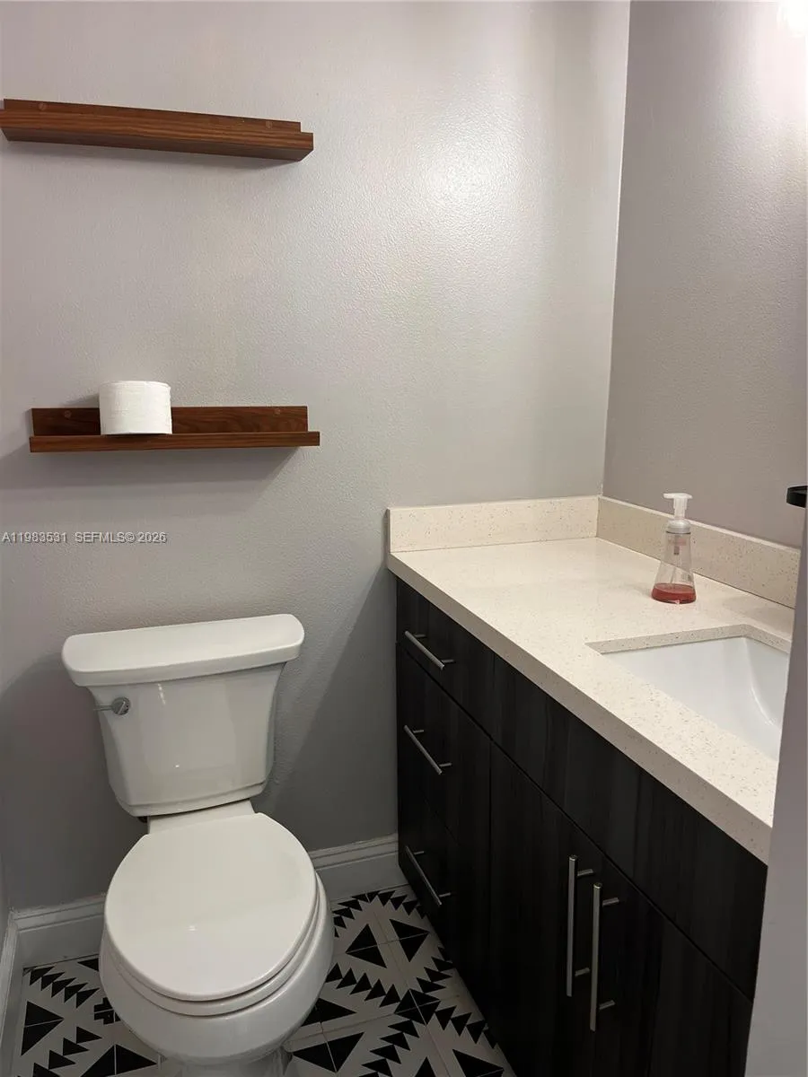 3100 W Rolling Hills Cir #403 Davie, FL 33328