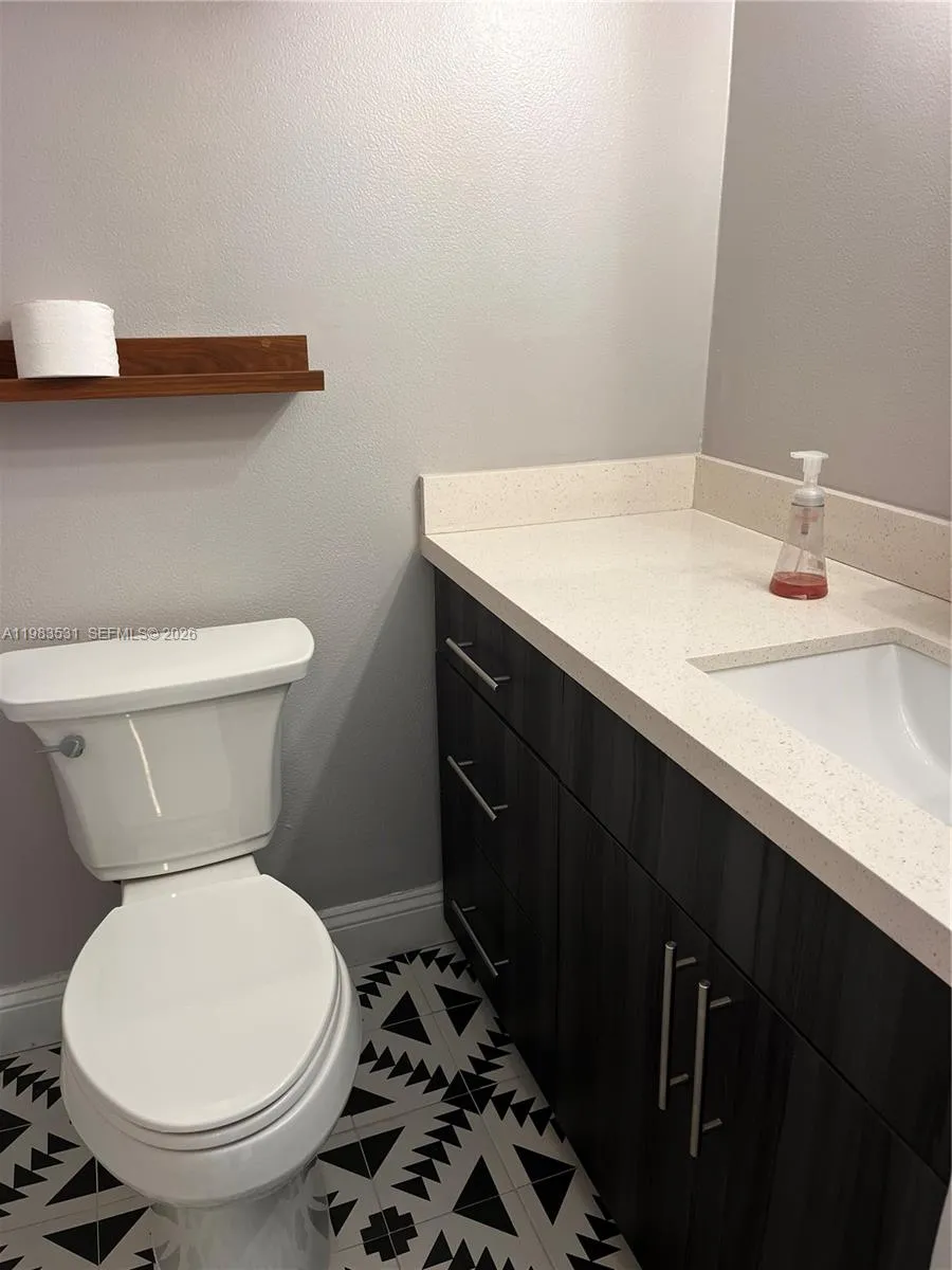 3100 W Rolling Hills Cir #403 Davie, FL 33328